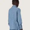 Chemise unisexe Journey en chambray de coton bleu clair avec ourlet frangé et écusson brodé