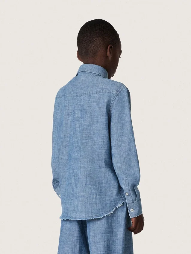 Chemise unisexe Journey en chambray de coton bleu clair avec ourlet frangé et écusson brodé