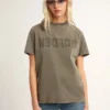 Chemise vert olive à coupe classique avec inscription dorée sur le devant