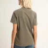 Chemise vert olive à coupe classique avec inscription dorée sur le devant