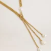 Collier avec des chaînes couleur or antique et des perles