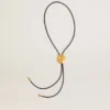 Collier bolo Jewelmates en cuir noir avec détails en métal doré antique