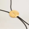 Collier bolo Jewelmates en cuir noir avec détails en métal doré antique