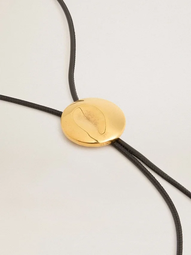 Collier bolo Jewelmates en cuir noir avec détails en métal doré antique
