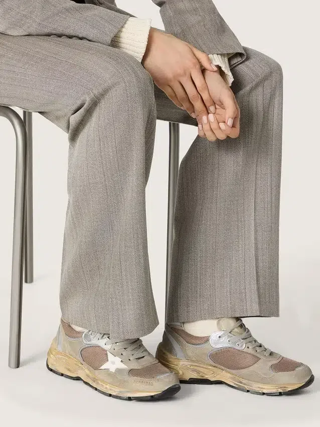Dad-Star pour femme en daim gris tourterelle et maille argentée, avec étoile en cuir blanc et languette de talon en daim