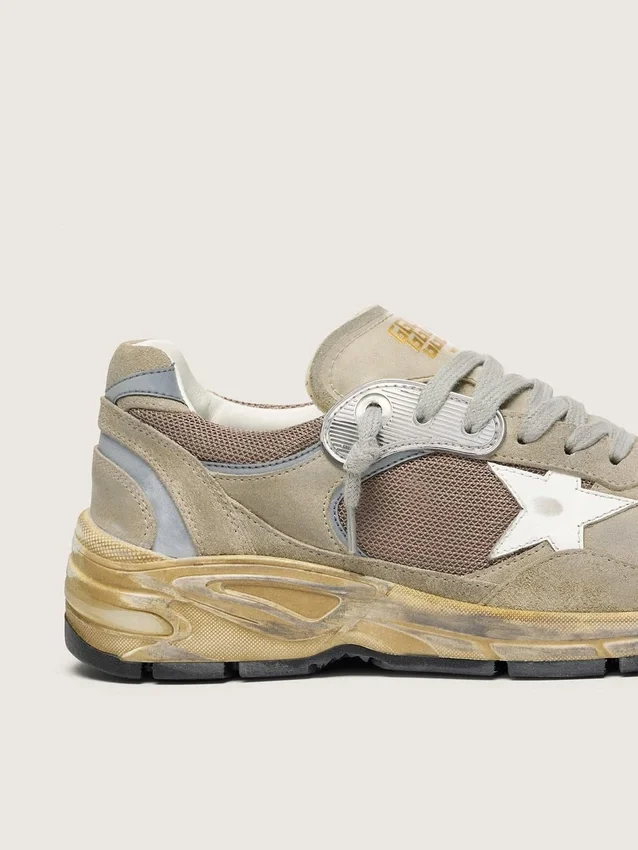 Dad-Star pour femme en daim gris tourterelle et maille argentée, avec étoile en cuir blanc et languette de talon en daim
