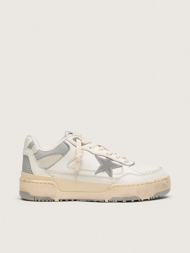 Forty2 pour homme avec étoile grise et languette de talon en cuir blanc