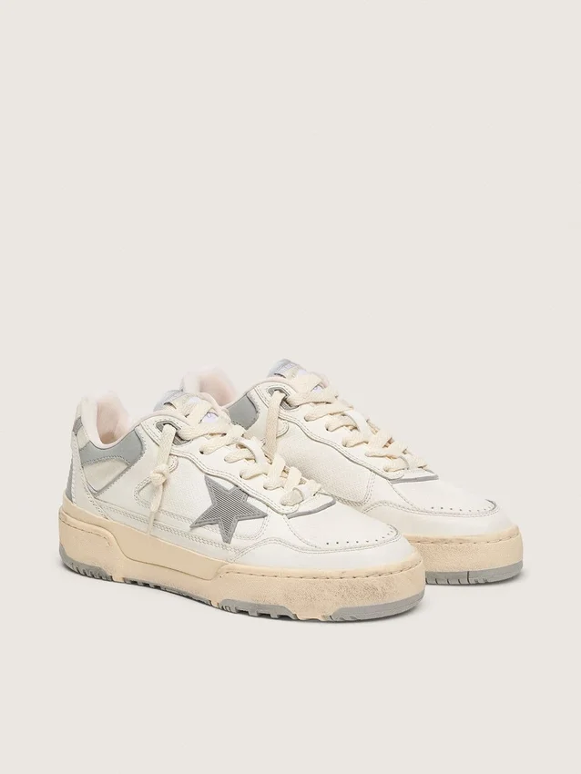 Forty2 pour homme avec étoile grise et languette de talon en cuir blanc