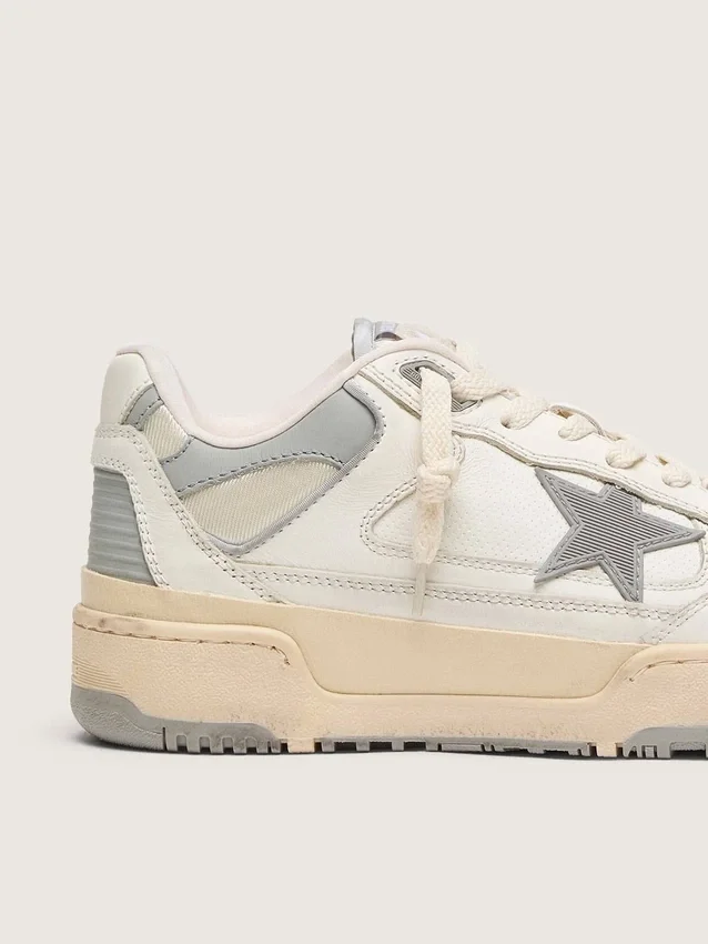 Forty2 pour homme avec étoile grise et languette de talon en cuir blanc