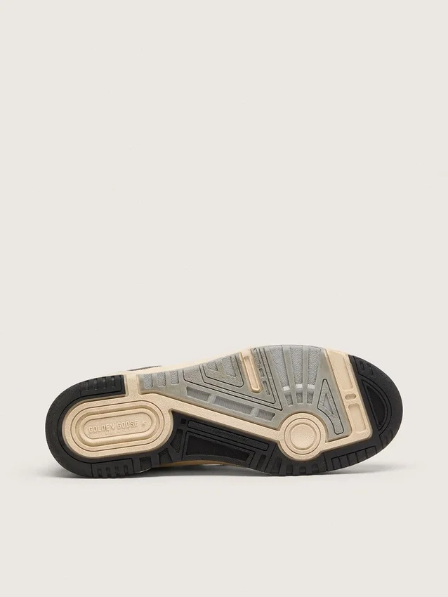 Forty2 pour homme avec étoile noire et languette de talon en cuir noir