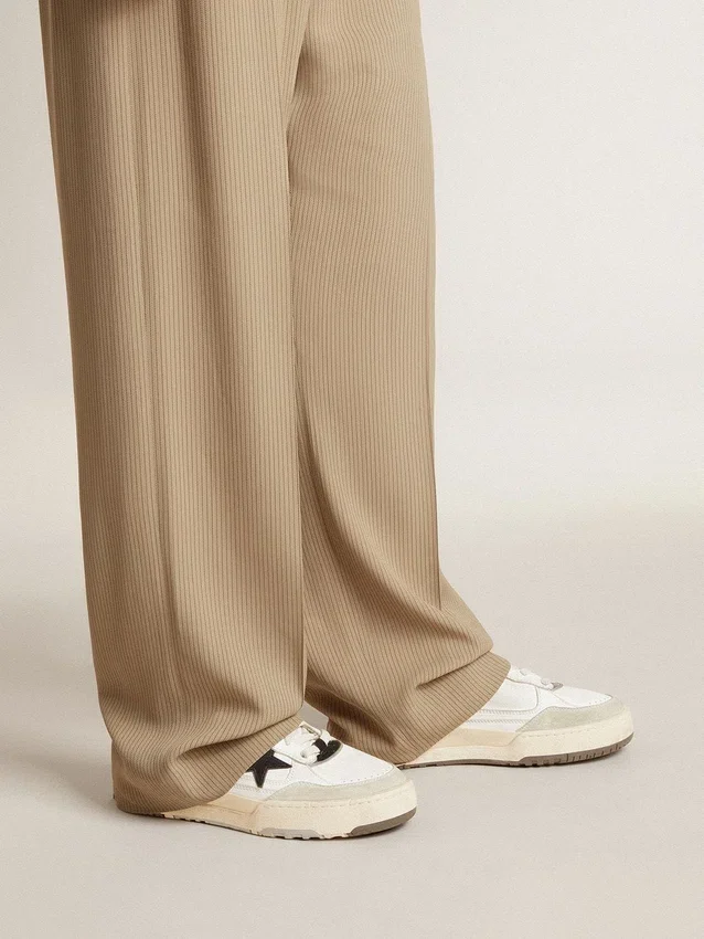 Forty2 pour homme avec étoile rose et languette de talon en cuir blanc