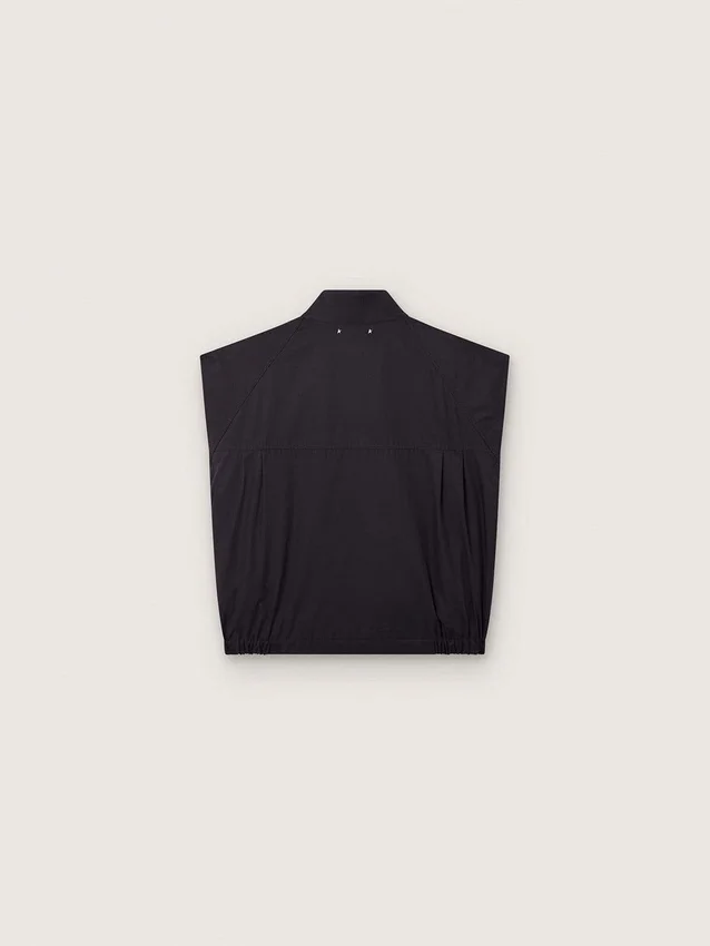 Gilet pour homme en sergé de coton bleu foncé avec fermeture à glissière et étiquette imprimée d’un drapeau