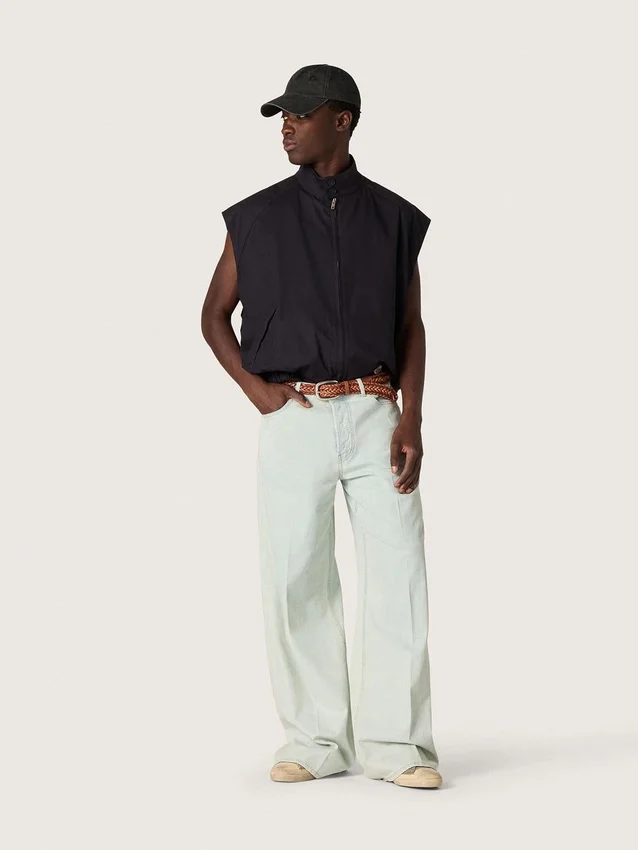 Gilet pour homme en sergé de coton bleu foncé avec fermeture à glissière et étiquette imprimée d’un drapeau