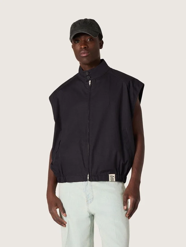 Gilet pour homme en sergé de coton bleu foncé avec fermeture à glissière et étiquette imprimée d’un drapeau