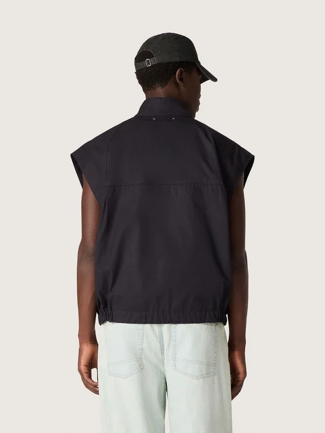Gilet pour homme en sergé de coton bleu foncé avec fermeture à glissière et étiquette imprimée d’un drapeau