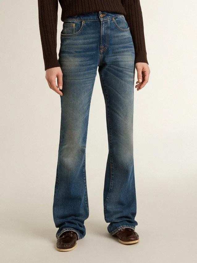 Jean bootcut pour femme au délavage vintage et aux détails métalliques