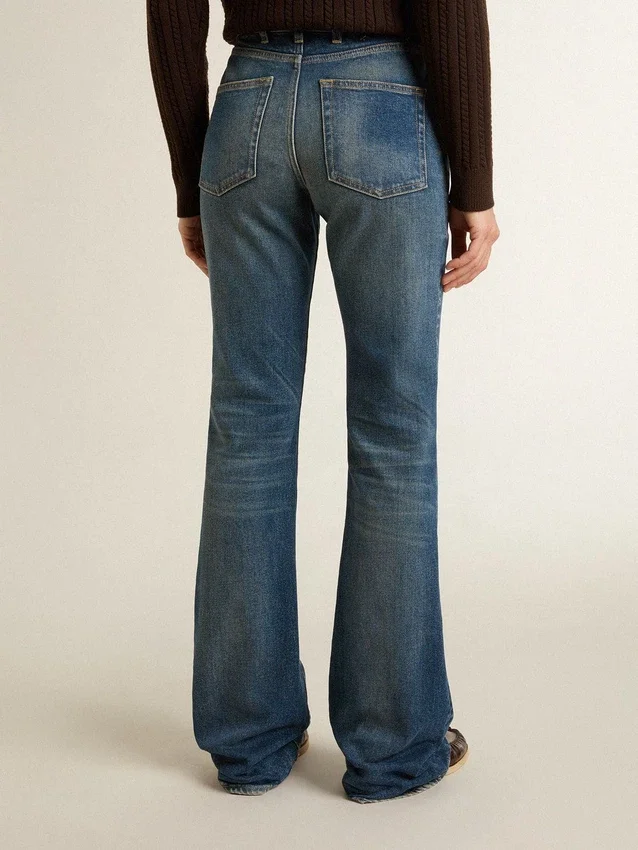 Jean bootcut pour femme au délavage vintage et aux détails métalliques