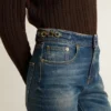 Jean bootcut pour femme au délavage vintage et aux détails métalliques