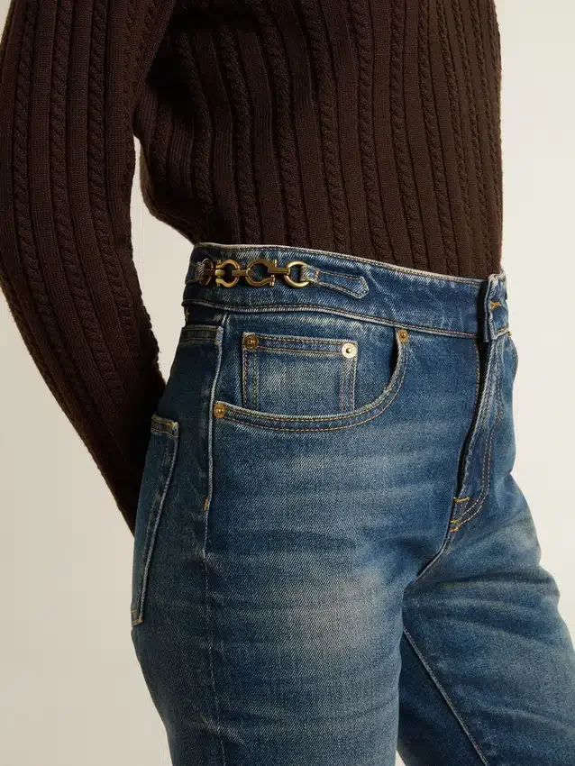 Jean bootcut pour femme au délavage vintage et aux détails métalliques