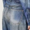 Jean boyfriend pour femme en denim bleu avec imprimé d’archives