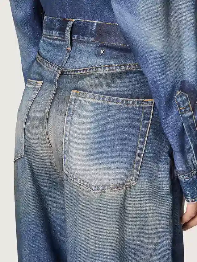 Jean boyfriend pour femme en denim bleu avec imprimé d’archives