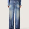 Jean boyfriend pour femme en denim bleu avec imprimé d’archives