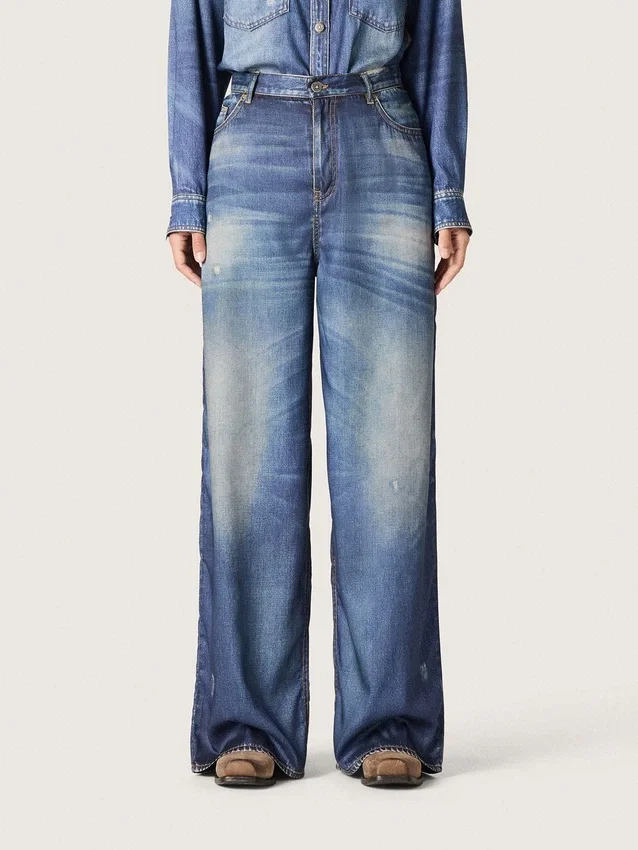 Jean boyfriend pour femme en denim bleu avec imprimé d’archives