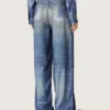 Jean boyfriend pour femme en denim bleu avec imprimé d’archives
