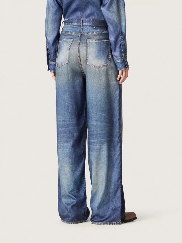 Jean boyfriend pour femme en denim bleu avec imprimé d’archives