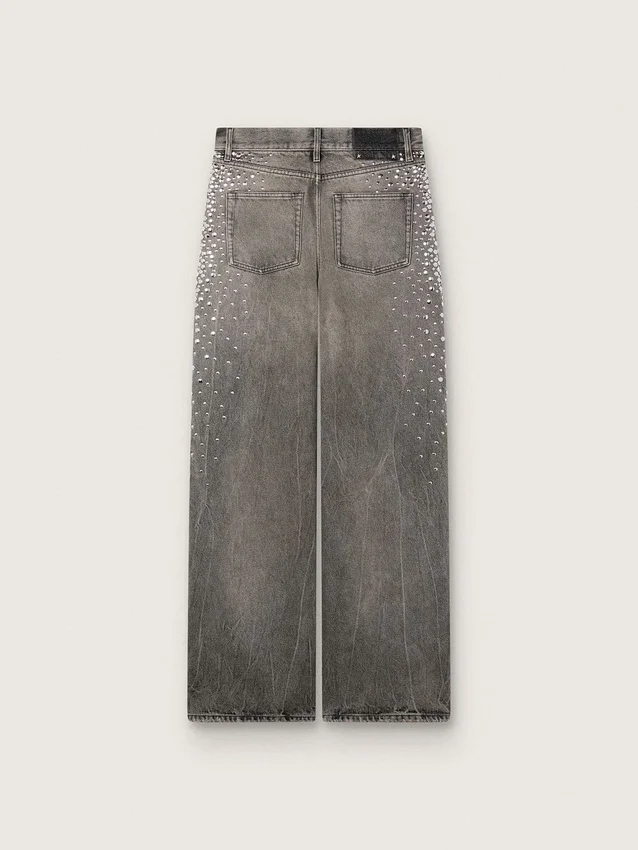 Jean boyfriend pour femme en denim gris avec des clous argentés à effet dégradé