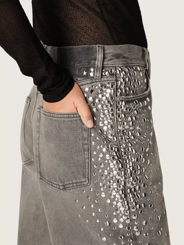 Jean boyfriend pour femme en denim gris avec des clous argentés à effet dégradé