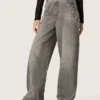 Jean boyfriend pour femme en denim gris avec des clous argentés à effet dégradé