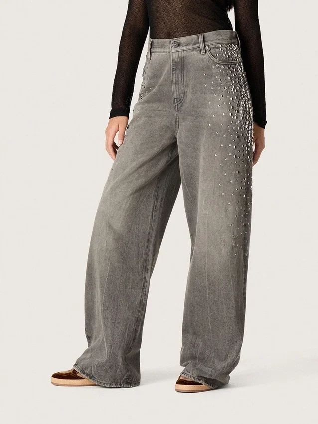 Jean boyfriend pour femme en denim gris avec des clous argentés à effet dégradé