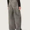 Jean boyfriend pour femme en denim gris avec des clous argentés à effet dégradé