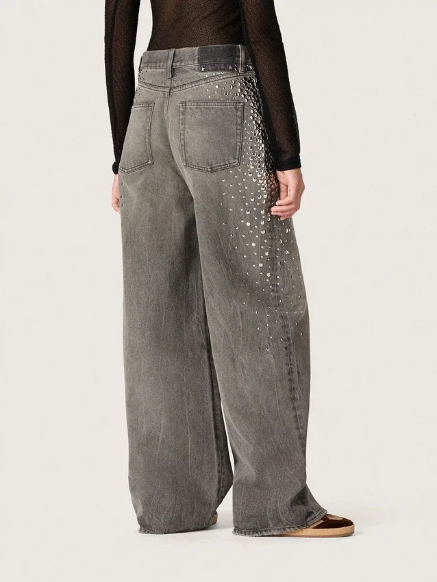 Jean boyfriend pour femme en denim gris avec des clous argentés à effet dégradé