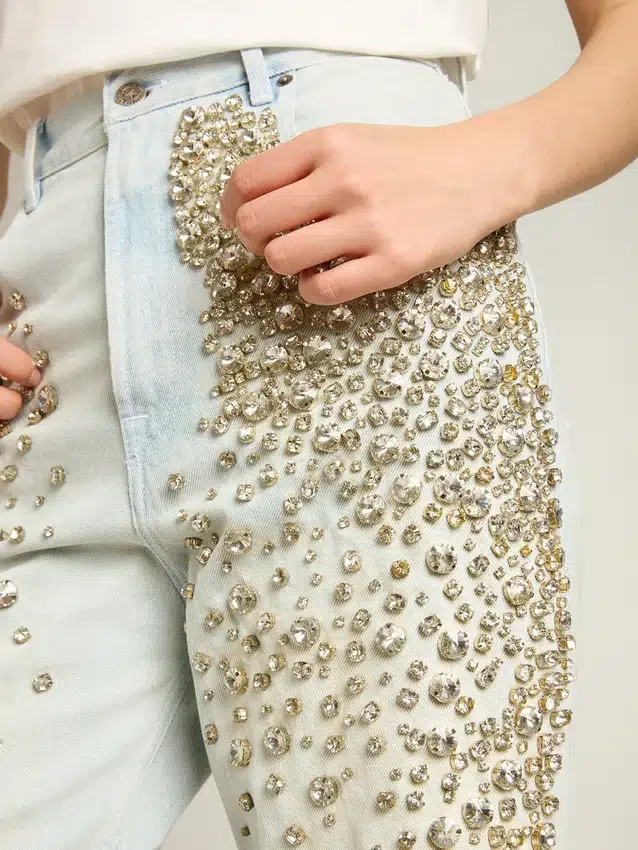 Jean délavé pour femme avec cristaux cabochons