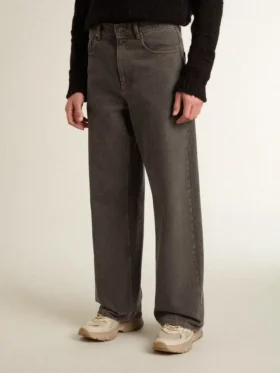Jean gris foncé pour homme en denim délavé à plis torsadés