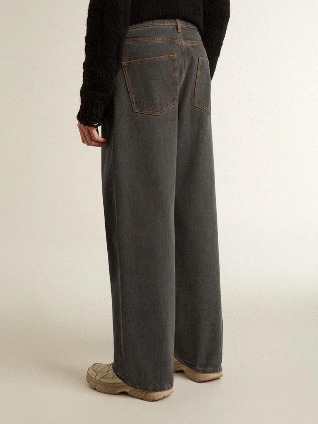 Jean gris foncé pour homme en denim délavé à plis torsadés