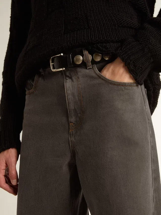 Jean gris foncé pour homme en denim délavé à plis torsadés