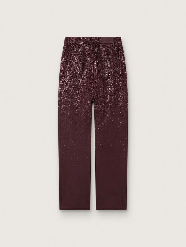 Jean pour femme en denim bordeaux orné de cristaux dégradés