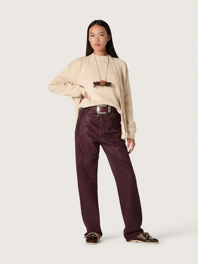 Jean pour femme en denim bordeaux orné de cristaux dégradés