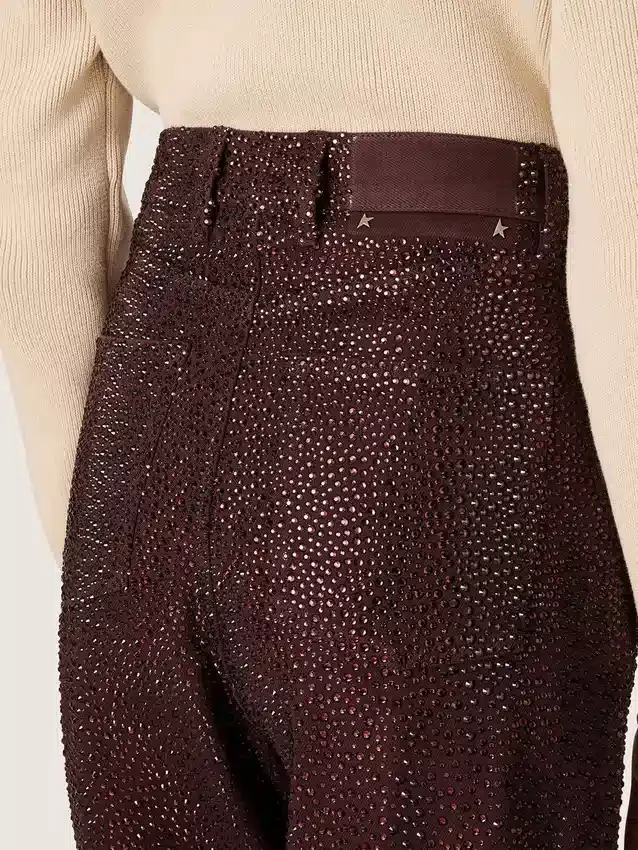 Jean pour femme en denim bordeaux orné de cristaux dégradés
