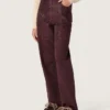 Jean pour femme en denim bordeaux orné de cristaux dégradés