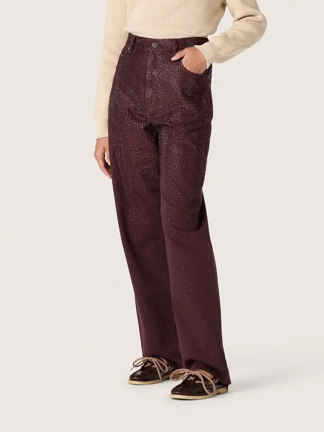 Jean pour femme en denim bordeaux orné de cristaux dégradés