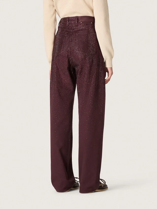 Jean pour femme en denim bordeaux orné de cristaux dégradés