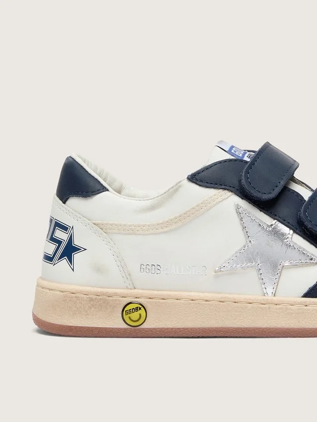 Junior Ball Star en cuir blanc avec une étoile en cuir argent métallisé et des empiècements en cuir bleu foncé