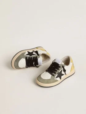 Junior Ball Star en nappa blanc avec empiècements en daim vert foncé et étoile noire