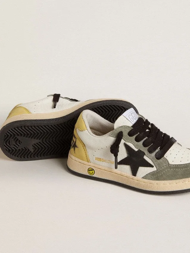 Junior Ball Star en nappa blanc avec empiècements en daim vert foncé et étoile noire