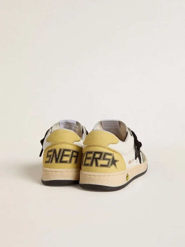 Junior Ball Star en nappa blanc avec empiècements en daim vert foncé et étoile noire