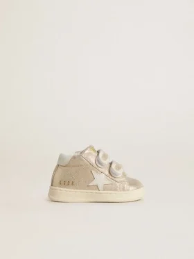 Junior June en daim métallisé couleur sable avec étoile et languette au talon en cuir blanc